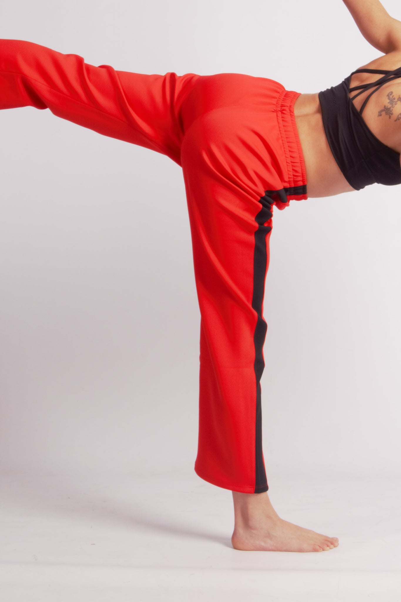 Flying Dance Pants es un pantalón de danza técnico unisex para entrenamiento de baile, danza contemporánea, acrobacia, yoga, artes marciales, pilates y cualquier disciplina vinculada al movimiento. Ideal para el trabajo de suelo, con un tejido resistente, deslizante y super absorbente. Color Rojo y Negro.