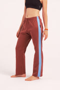 Nuestro Pantalón de Danza Contemporánea es un pantalón de danza técnico unisex para entrenamiento de baile, danza contemporánea, acrobacia, yoga, artes marciales, pilates y cualquier disciplina vinculada al movimiento. Ideal para el trabajo de suelo, con un tejido resistente, deslizante y super absorbente.