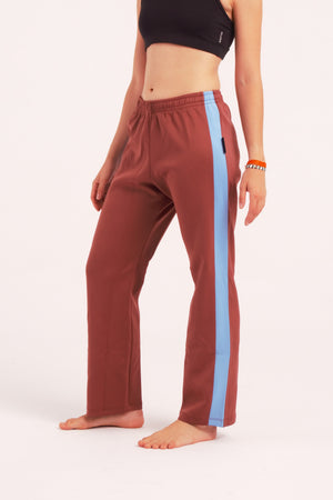 Nuestro Pantalón de Danza Contemporánea es un pantalón de danza técnico unisex para entrenamiento de baile, danza contemporánea, acrobacia, yoga, artes marciales, pilates y cualquier disciplina vinculada al movimiento. Ideal para el trabajo de suelo, con un tejido resistente, deslizante y super absorbente.