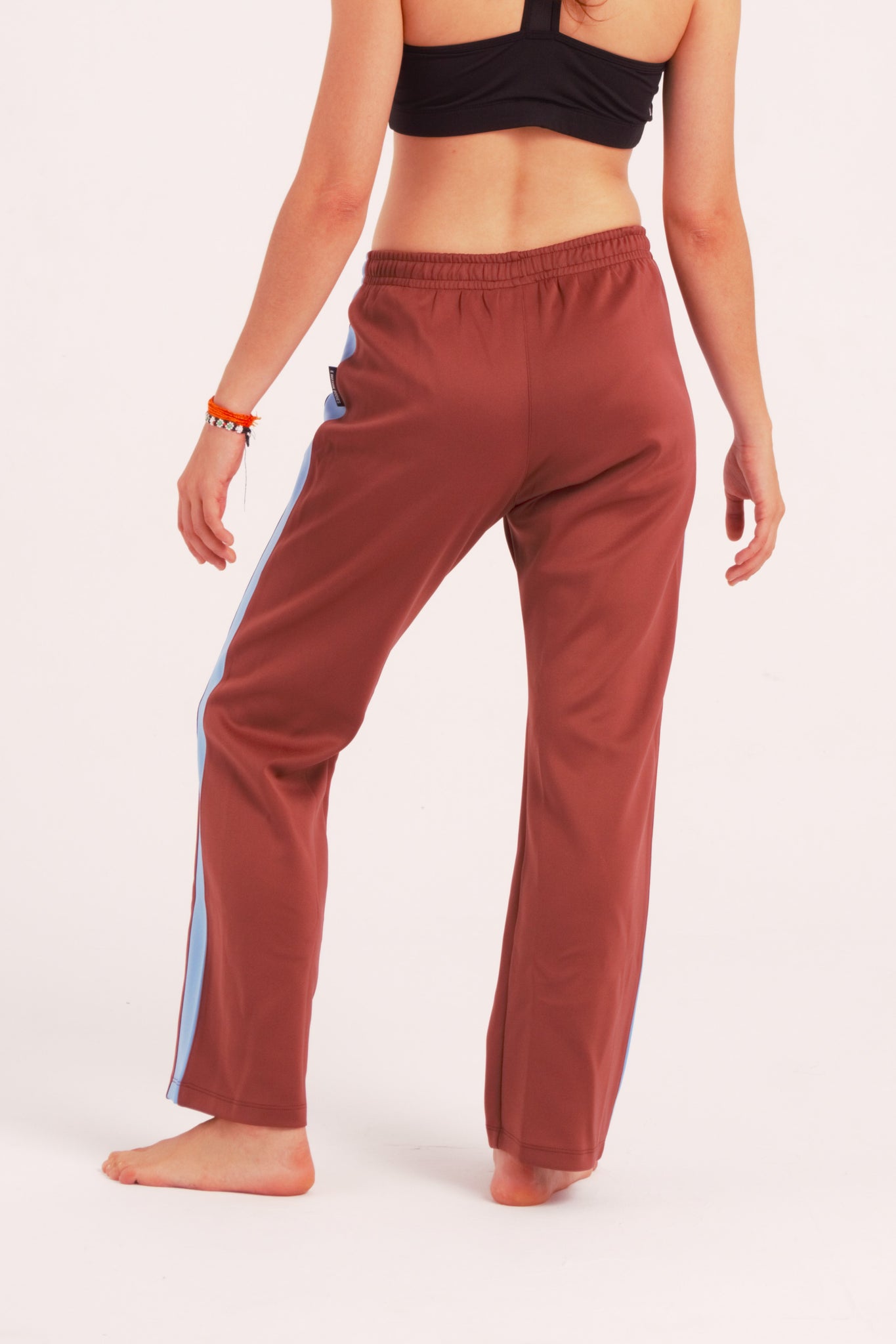 Nuestro Pantalón de Danza Contemporánea es un pantalón de danza técnico unisex para entrenamiento de baile, danza contemporánea, acrobacia, yoga, artes marciales, pilates y cualquier disciplina vinculada al movimiento. Ideal para el trabajo de suelo, con un tejido resistente, deslizante y super absorbente.