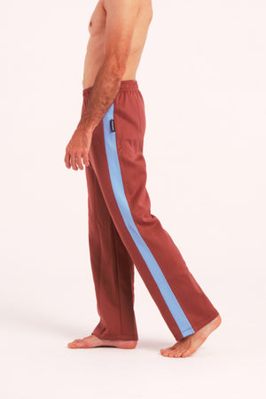 Nuestro Pantalón de Danza Contemporánea es un pantalón de danza técnico unisex para entrenamiento de baile, danza contemporánea, acrobacia, yoga, artes marciales, pilates y cualquier disciplina vinculada al movimiento. Ideal para el trabajo de suelo, con un tejido resistente, deslizante y super absorbente.