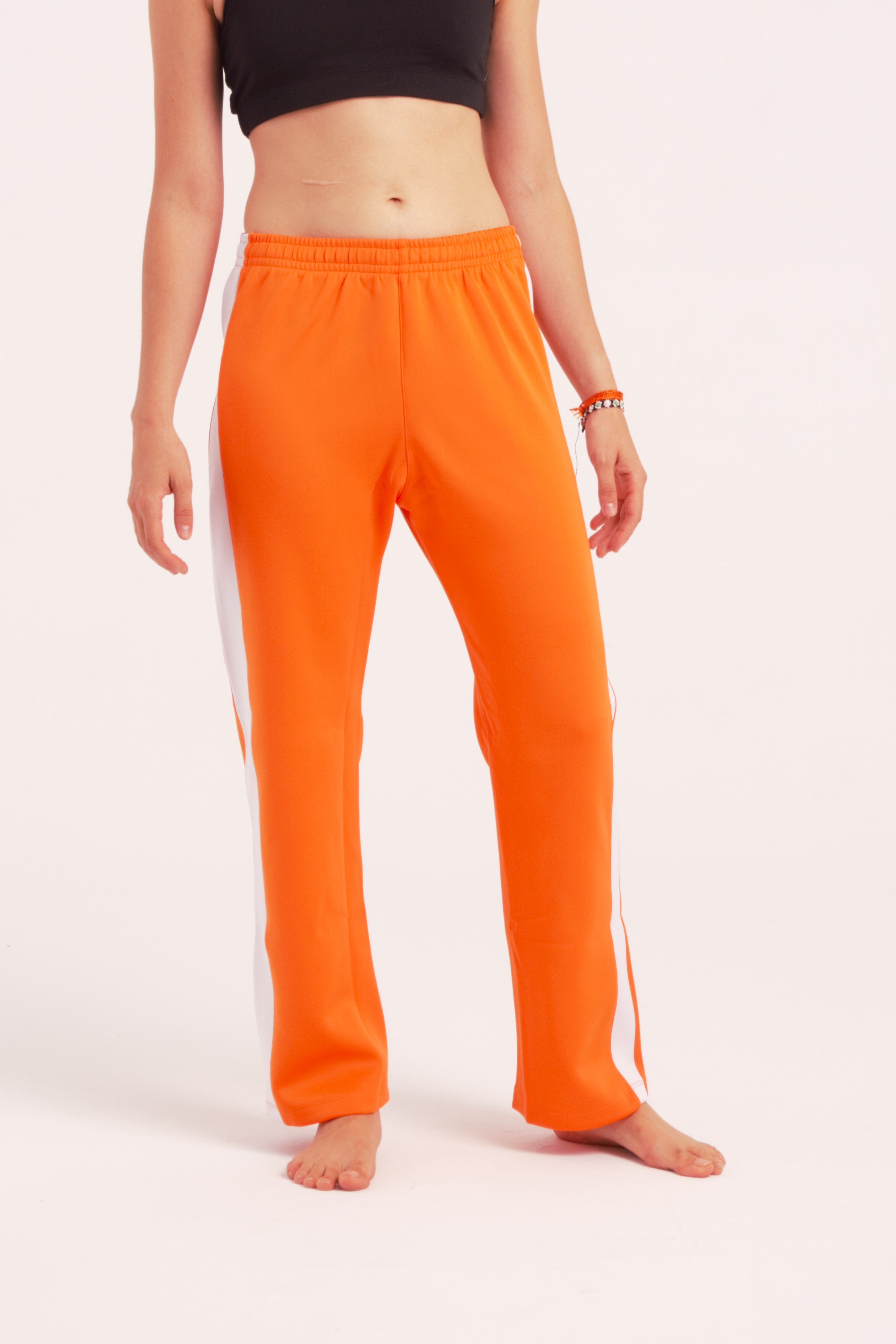 Nuestro Pantalón de Danza Contemporánea es un pantalón de danza técnico unisex para entrenamiento de baile, danza contemporánea, acrobacia, yoga, artes marciales, pilates y cualquier disciplina vinculada al movimiento. Ideal para el trabajo de suelo, con un tejido resistente, deslizante y super absorbente.
