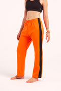 Nuestro Pantalón de Danza Contemporánea es un pantalón de danza técnico unisex para entrenamiento de baile, danza contemporánea, acrobacia, yoga, artes marciales, pilates y cualquier disciplina vinculada al movimiento. Ideal para el trabajo de suelo, con un tejido resistente, deslizante y super absorbente.