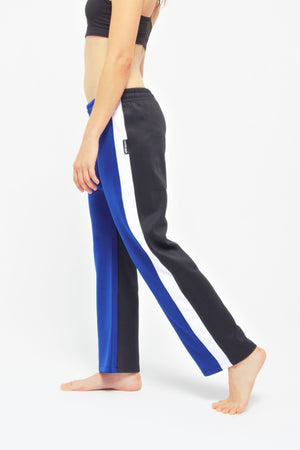 Contemporary Dance Pants es un pantalón de danza técnico unisex para entrenamiento de baile, danza contemporánea, acrobacia, yoga, artes marciales, pilates y cualquier disciplina vinculada al movimiento. Ideal para el trabajo de suelo, con un tejido resistente, deslizante y super absorbente. Color Azul Blanco y negro.