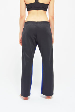 Contemporary Dance Pants es un pantalón de danza técnico unisex para entrenamiento de baile, danza contemporánea, acrobacia, yoga, artes marciales, pilates y cualquier disciplina vinculada al movimiento. Ideal para el trabajo de suelo, con un tejido resistente, deslizante y super absorbente. Color Azul Blanco y negro.