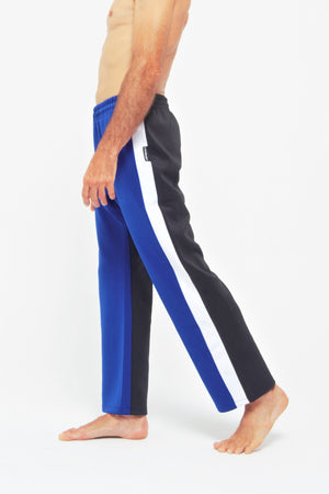 Contemporary Dance Pants es un pantalón de danza técnico unisex para entrenamiento de baile, danza contemporánea, acrobacia, yoga, artes marciales, pilates y cualquier disciplina vinculada al movimiento. Ideal para el trabajo de suelo, con un tejido resistente, deslizante y super absorbente. Color Azul Blanco y negro.