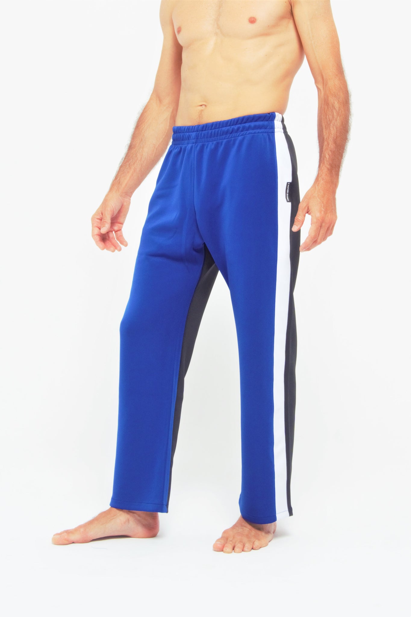 Contemporary Dance Pants es un pantalón de danza técnico unisex para entrenamiento de baile, danza contemporánea, acrobacia, yoga, artes marciales, pilates y cualquier disciplina vinculada al movimiento. Ideal para el trabajo de suelo, con un tejido resistente, deslizante y super absorbente. Color Azul Blanco y negro.