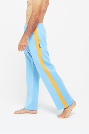 Flying Dance Pants es un pantalón de danza técnico unisex para entrenamiento de baile, danza contemporánea, acrobacia, yoga, artes marciales, pilates y cualquier disciplina vinculada al movimiento. Ideal para el trabajo de suelo, con un tejido resistente, deslizante y super absorbente. Color Celeste y Mostaza.