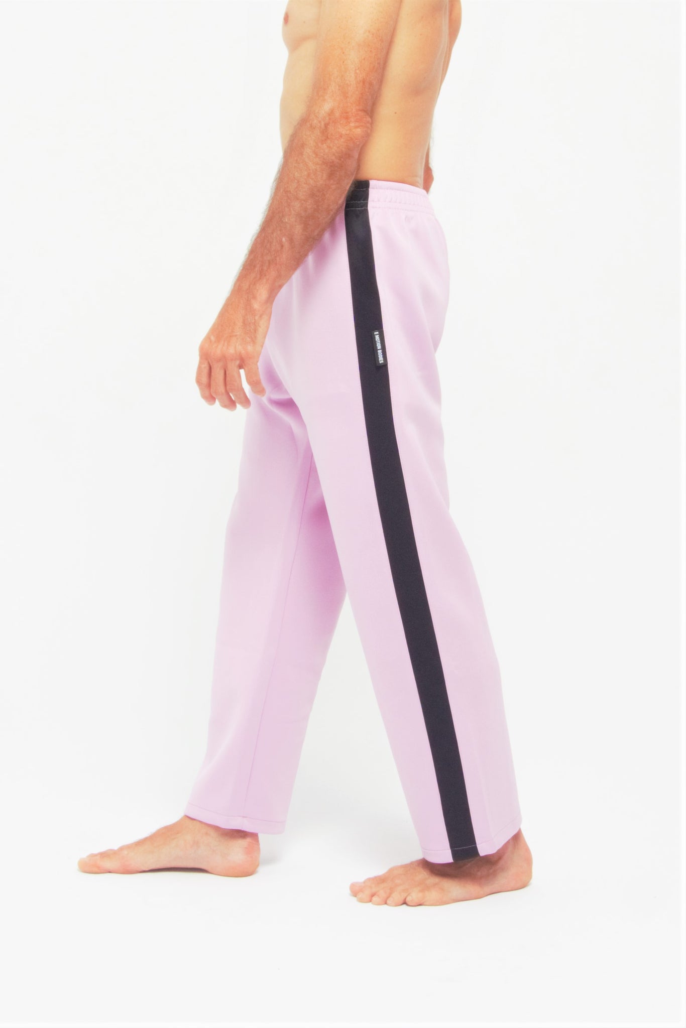 Contemporary Dance Pants es un pantalón de danza técnico unisex para entrenamiento de baile, danza contemporánea, acrobacia, yoga, artes marciales, pilates y cualquier disciplina vinculada al movimiento. Ideal para el trabajo de suelo, con un tejido resistente, deslizante y super absorbente. Color Lila y Negro.