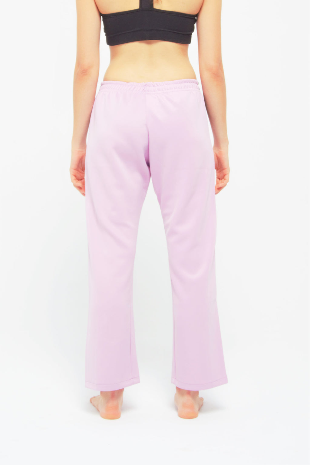 Contemporary Dance Pants es un pantalón de danza técnico unisex para entrenamiento de baile, danza contemporánea, acrobacia, yoga, artes marciales, pilates y cualquier disciplina vinculada al movimiento. Ideal para el trabajo de suelo, con un tejido resistente, deslizante y super absorbente. Color Lila y Negro.