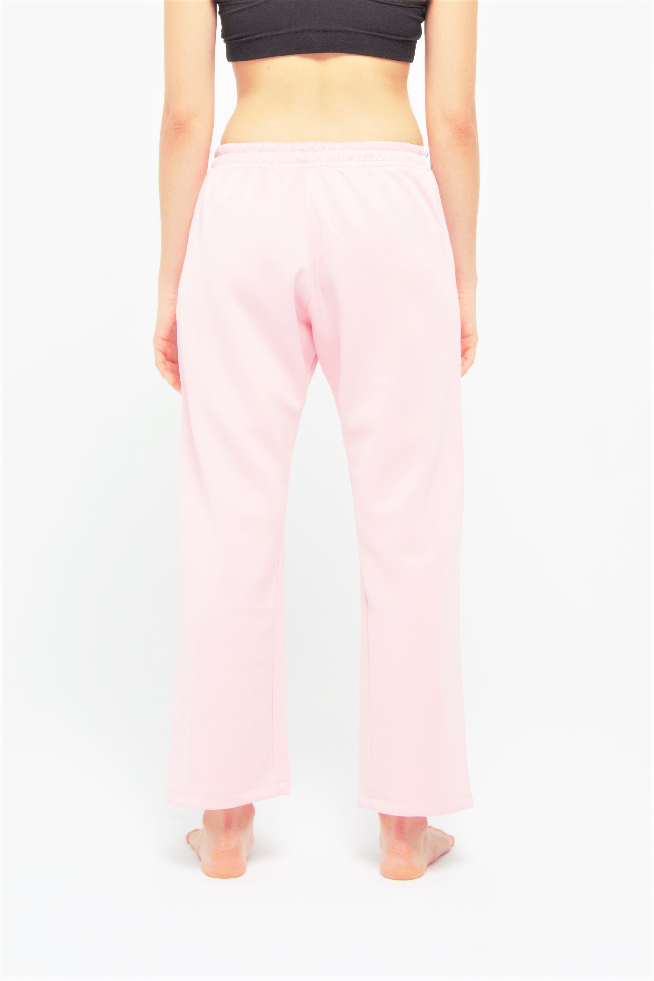 Contemporary Dance Pants es un pantalón de danza técnico unisex para entrenamiento de baile, danza contemporánea, acrobacia, yoga, artes marciales, pilates y cualquier disciplina vinculada al movimiento. Ideal para el trabajo de suelo, con un tejido resistente, deslizante y super absorbente. Color Rosa y Blanco.