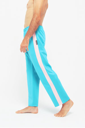 Contemporary Dance Pants es un pantalón de danza técnico unisex para entrenamiento de baile, danza contemporánea, acrobacia, yoga, artes marciales, pilates y cualquier disciplina vinculada al movimiento. Ideal para el trabajo de suelo, con un tejido resistente, deslizante y super absorbente. Color Turquesa y Rosa.