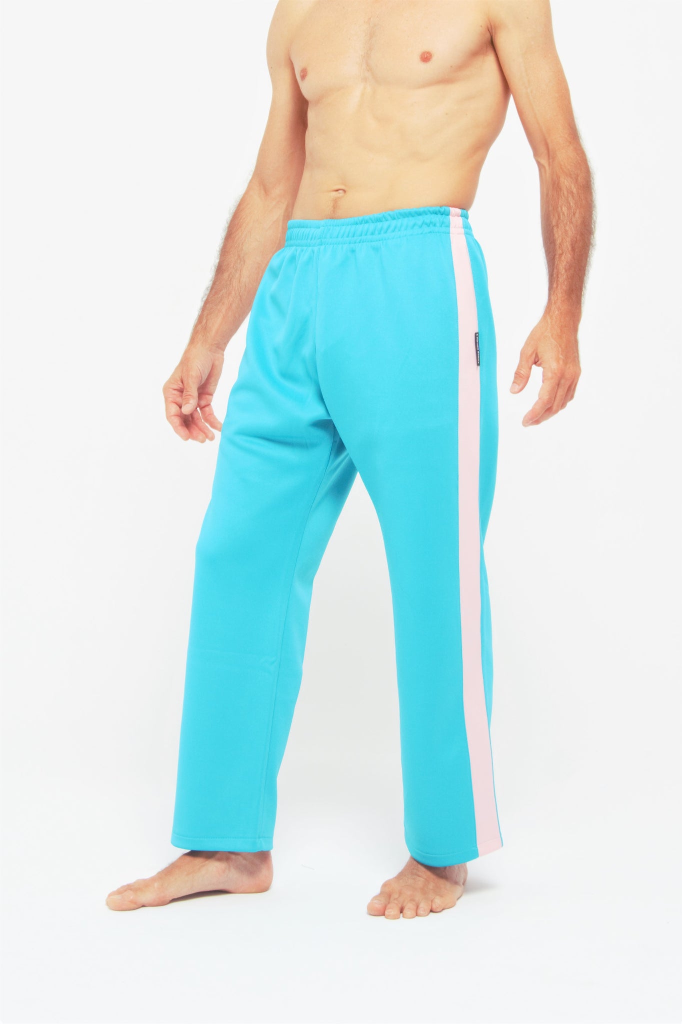 Contemporary Dance Pants es un pantalón de danza técnico unisex para entrenamiento de baile, danza contemporánea, acrobacia, yoga, artes marciales, pilates y cualquier disciplina vinculada al movimiento. Ideal para el trabajo de suelo, con un tejido resistente, deslizante y super absorbente. Color Turquesa y Rosa.