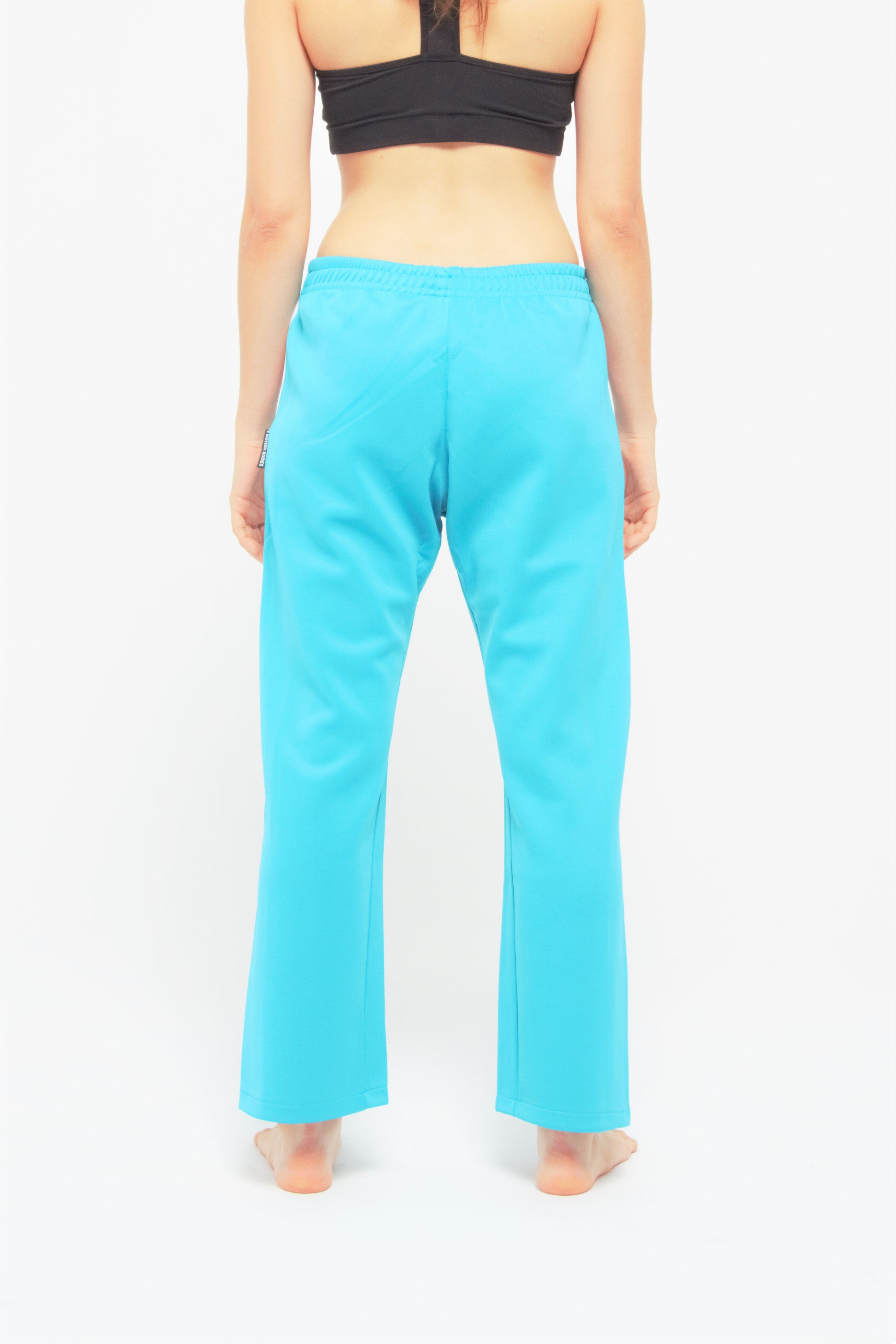 Contemporary Dance Pants es un pantalón de danza técnico unisex para entrenamiento de baile, danza contemporánea, acrobacia, yoga, artes marciales, pilates y cualquier disciplina vinculada al movimiento. Ideal para el trabajo de suelo, con un tejido resistente, deslizante y super absorbente. Color Turquesa y Blanco