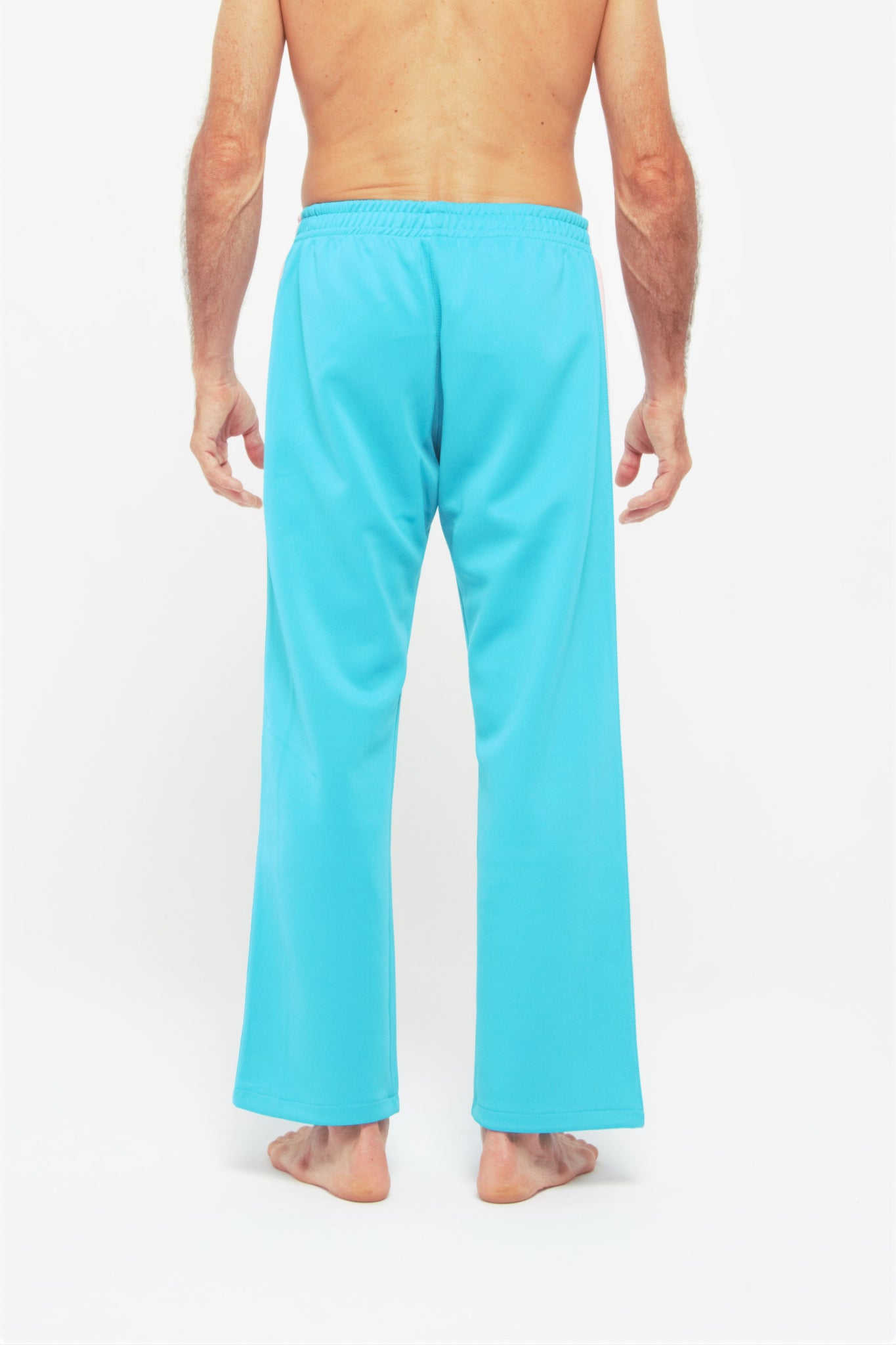 Contemporary Dance Pants es un pantalón de danza técnico unisex para entrenamiento de baile, danza contemporánea, acrobacia, yoga, artes marciales, pilates y cualquier disciplina vinculada al movimiento. Ideal para el trabajo de suelo, con un tejido resistente, deslizante y super absorbente. Color Turquesa y Rosa.