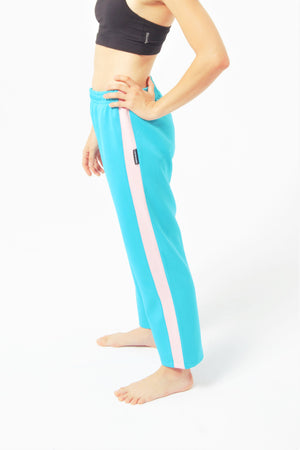 Contemporary Dance Pants es un pantalón de danza técnico unisex para entrenamiento de baile, danza contemporánea, acrobacia, yoga, artes marciales, pilates y cualquier disciplina vinculada al movimiento. Ideal para el trabajo de suelo, con un tejido resistente, deslizante y super absorbente. Color Turquesa y Rosa.