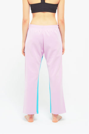 Contemporary Dance Pants es un pantalón de danza técnico unisex para entrenamiento de baile, danza contemporánea, acrobacia, yoga, artes marciales, pilates y cualquier disciplina vinculada al movimiento. Ideal para el trabajo de suelo, con un tejido resistente, deslizante y super absorbente. Color Turquesa, Negro y Lila