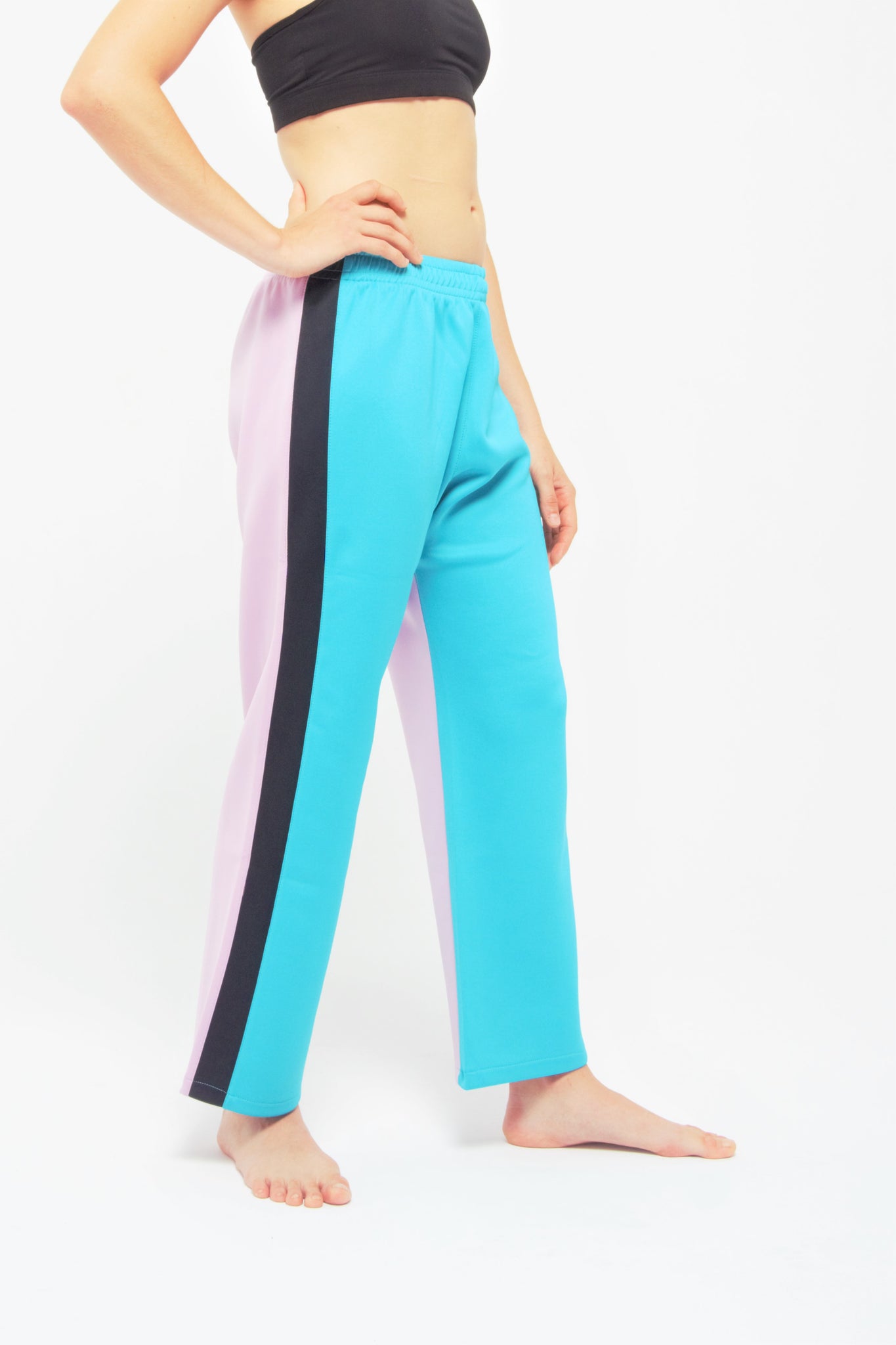 Contemporary Dance Pants es un pantalón de danza técnico unisex para entrenamiento de baile, danza contemporánea, acrobacia, yoga, artes marciales, pilates y cualquier disciplina vinculada al movimiento. Ideal para el trabajo de suelo, con un tejido resistente, deslizante y super absorbente. Color Turquesa, Negro y Lila