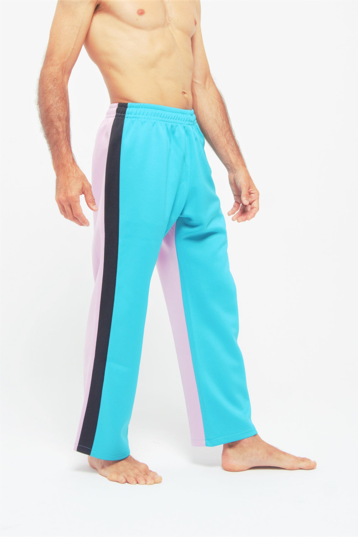 Contemporary Dance Pants es un pantalón de danza técnico unisex para entrenamiento de baile, danza contemporánea, acrobacia, yoga, artes marciales, pilates y cualquier disciplina vinculada al movimiento. Ideal para el trabajo de suelo, con un tejido resistente, deslizante y super absorbente. Color Turquesa, Negro y Lila