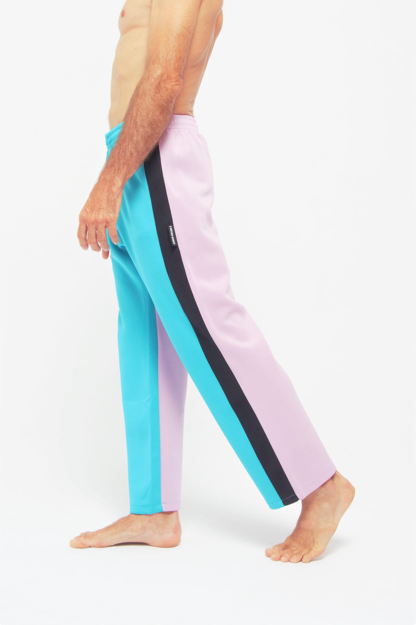 Contemporary Dance Pants es un pantalón de danza técnico unisex para entrenamiento de baile, danza contemporánea, acrobacia, yoga, artes marciales, pilates y cualquier disciplina vinculada al movimiento. Ideal para el trabajo de suelo, con un tejido resistente, deslizante y super absorbente. Color Turquesa, Negro y Lila