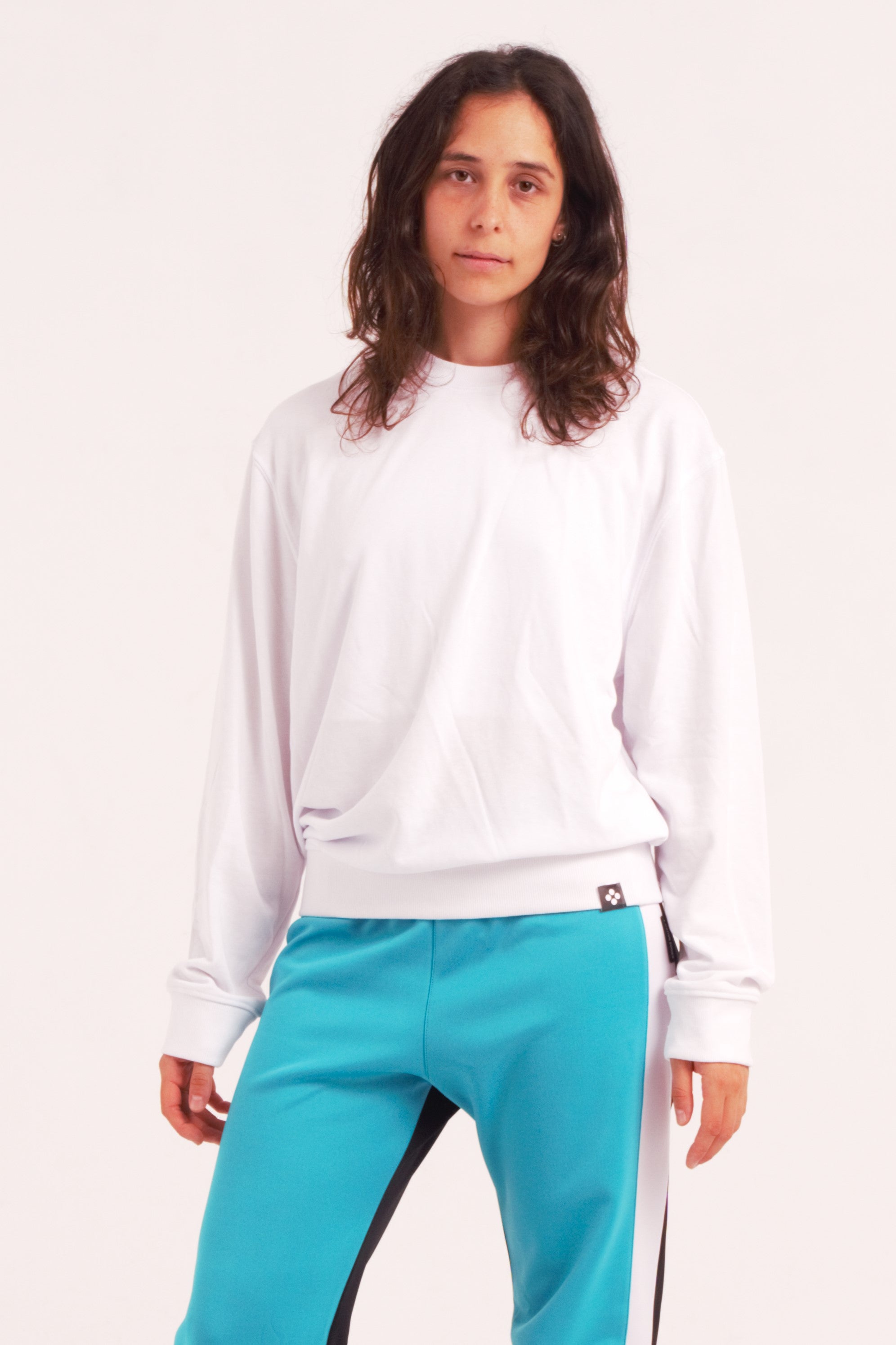 Sudaderas unisex de gran calidad, sin perchar y sin capucha. Es una sudadera ideal para la danza y el entrenamiento. Tejido de gran comodidad y grosor equilibrado de 240 gr/m2. con interior sin felpar, lo que evita un excesivo calor cuando estamos en movimiento. Composición de 60% Algodón / 40% Poliéster, garantizando una buena transpirabilidad y durabilidad, ideal también para el deslizamiento en suelo o floorwork.