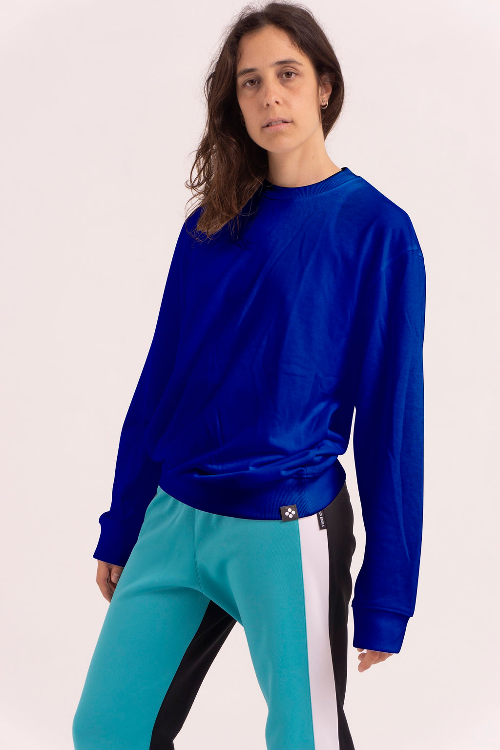 Sudaderas unisex de gran calidad, sin perchar y sin capucha. Es una sudadera ideal para la danza y el entrenamiento. Tejido de gran comodidad y grosor equilibrado de 240 gr/m2. con interior sin felpar, lo que evita un excesivo calor cuando estamos en movimiento. Composición de 60% Algodón / 40% Poliéster, garantizando una buena transpirabilidad y durabilidad, ideal también para el deslizamiento en suelo o floorwork.