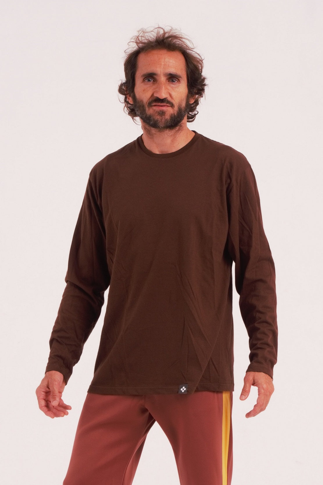 Unisex long-sleeve t-shirt without cuffs, made from 100% pre-shrunk cotton, perfect for contemporary dance practice. Color brown. The ideal t-shirt for contemporary dance.