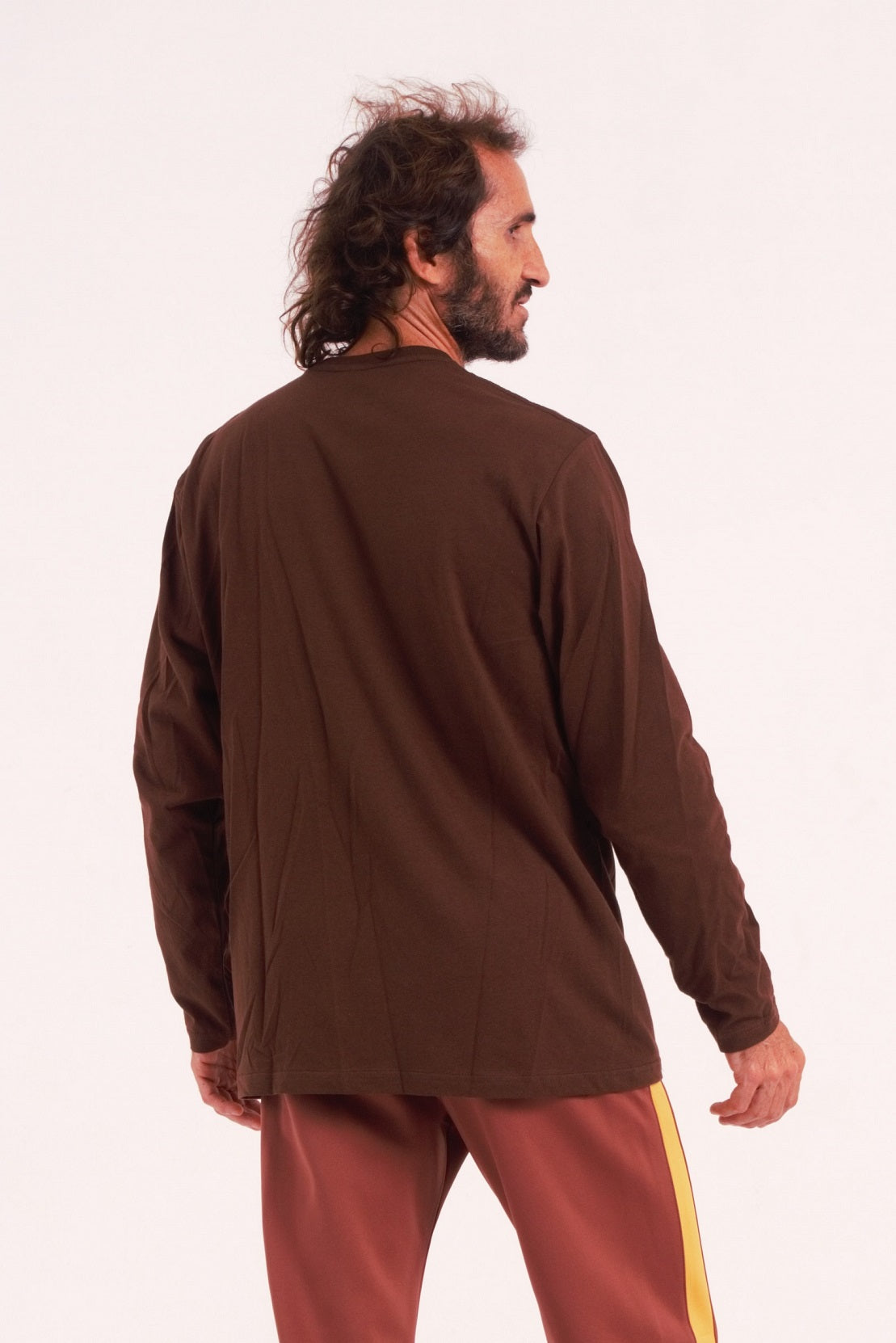Unisex long-sleeve t-shirt without cuffs, made from 100% pre-shrunk cotton, perfect for contemporary dance practice. Color brown. The ideal t-shirt for contemporary dance.