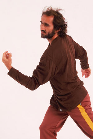 Unisex long-sleeve t-shirt without cuffs, made from 100% pre-shrunk cotton, perfect for contemporary dance practice. Color brown. The ideal t-shirt for contemporary dance.