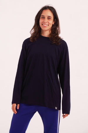 Unisex long-sleeve t-shirt without cuffs, made from 100% pre-shrunk cotton, perfect for contemporary dance practice. Color navy. The ideal t-shirt for contemporary dance.