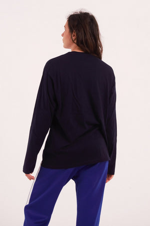 Unisex long-sleeve t-shirt without cuffs, made from 100% pre-shrunk cotton, perfect for contemporary dance practice. Color navy. The ideal t-shirt for contemporary dance.