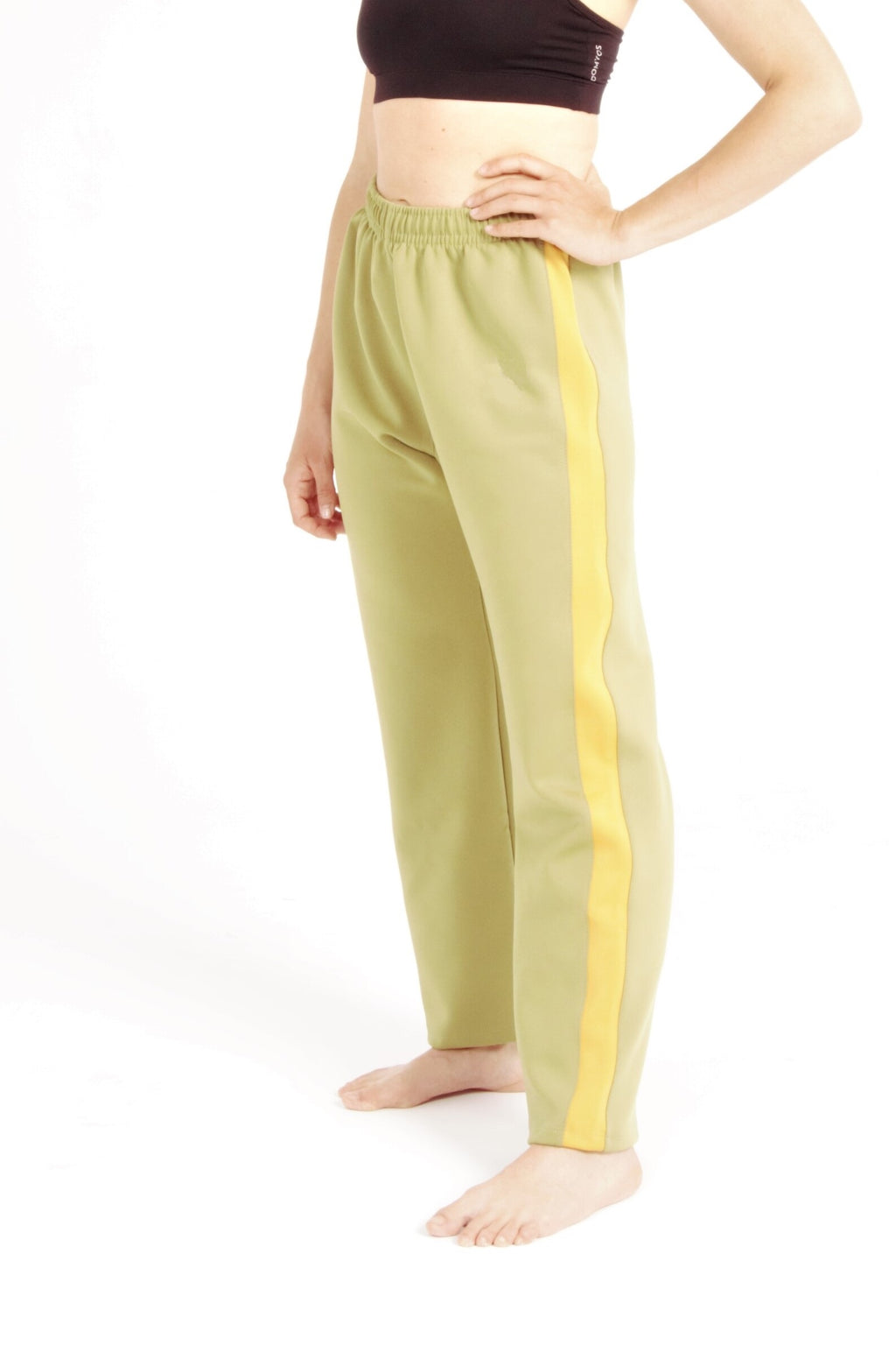 Contemporary Dance Pants es un pantalón de danza técnico unisex para entrenamiento de baile, danza contemporánea, acrobacia, yoga, artes marciales, pilates y cualquier disciplina vinculada al movimiento. Ideal para el trabajo de suelo, con un tejido resistente, deslizante y super absorbente. Color Caki y Mostaza.