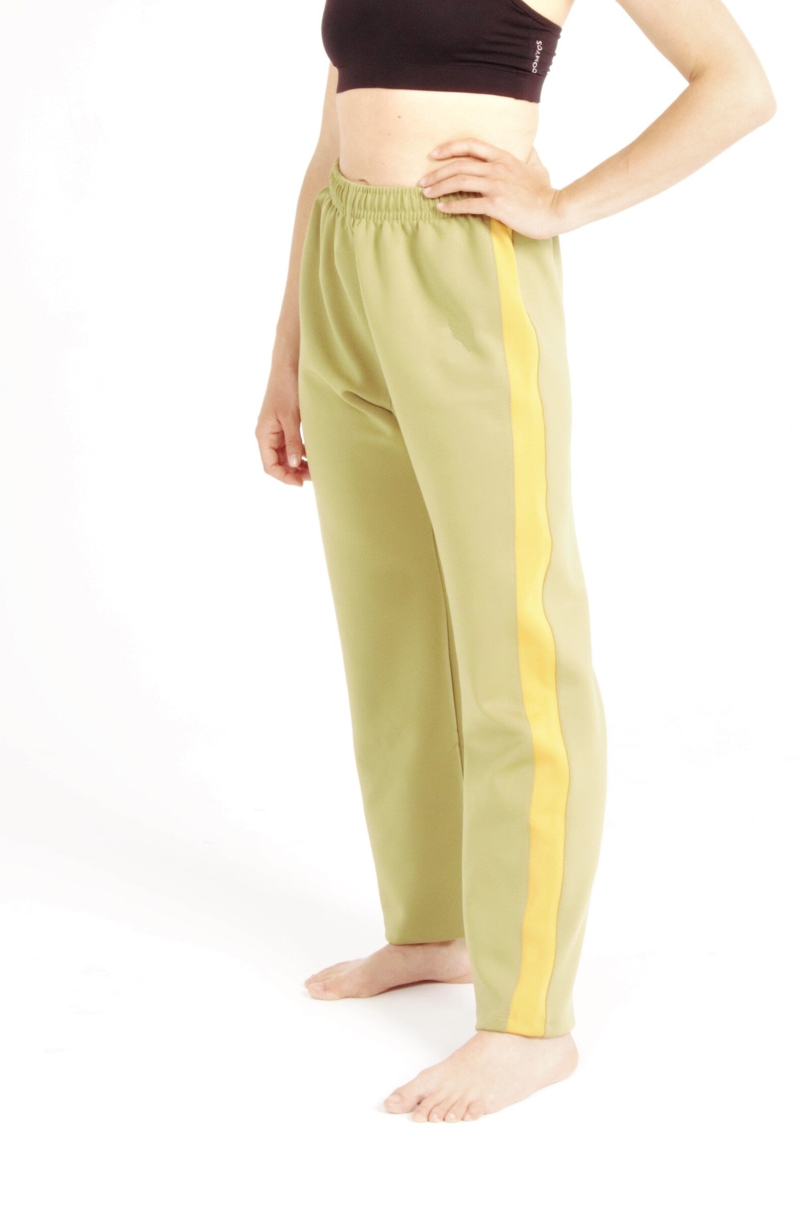 Contemporary Dance Pants es un pantalón de danza técnico unisex para entrenamiento de baile, danza contemporánea, acrobacia, yoga, artes marciales, pilates y cualquier disciplina vinculada al movimiento. Ideal para el trabajo de suelo, con un tejido resistente, deslizante y super absorbente. Color Caki y Mostaza.
