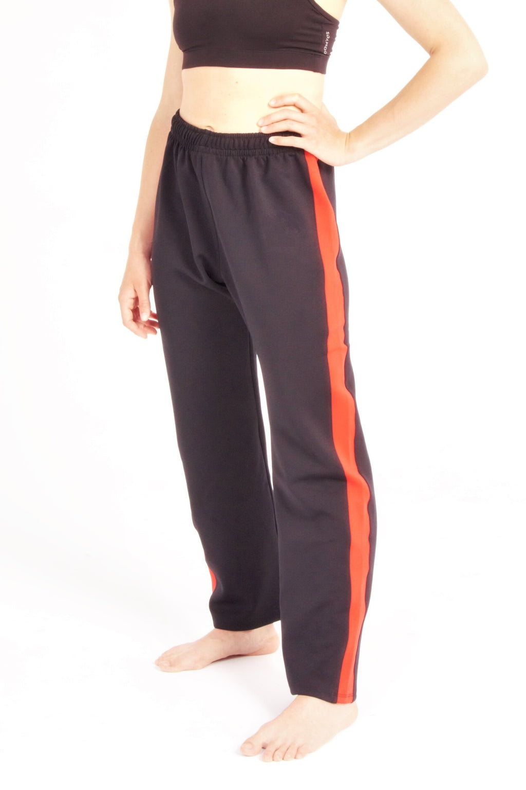 Contemporary Dance Pants es un pantalón de danza técnico unisex para entrenamiento de baile, danza contemporánea, acrobacia, yoga, artes marciales, pilates y cualquier disciplina vinculada al movimiento. Ideal para el trabajo de suelo, con un tejido resistente, deslizante y super absorbente. Color Negro y Rojo.