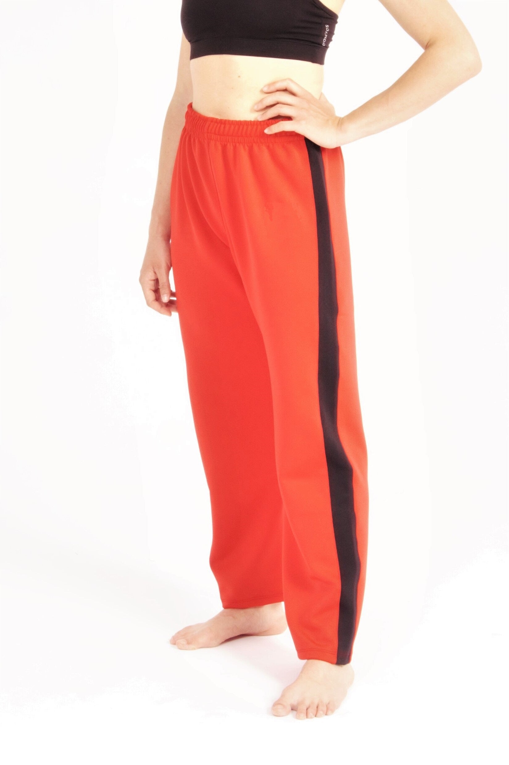 Contemporary Dance Pants es un pantalón de danza técnico unisex para entrenamiento de baile, danza contemporánea, acrobacia, yoga, artes marciales, pilates y cualquier disciplina vinculada al movimiento. Ideal para el trabajo de suelo, con un tejido resistente, deslizante y super absorbente. Color Rojo y Negro.
