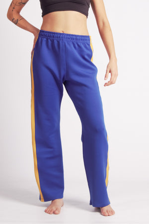 Flying Dance Pants es un pantalón de danza técnico unisex para entrenamiento de baile, danza contemporánea, acrobacia, yoga, artes marciales, pilates y cualquier disciplina vinculada al movimiento. Ideal para el trabajo de suelo, con un tejido resistente, deslizante y super absorbente. Color Azul y Mostaza