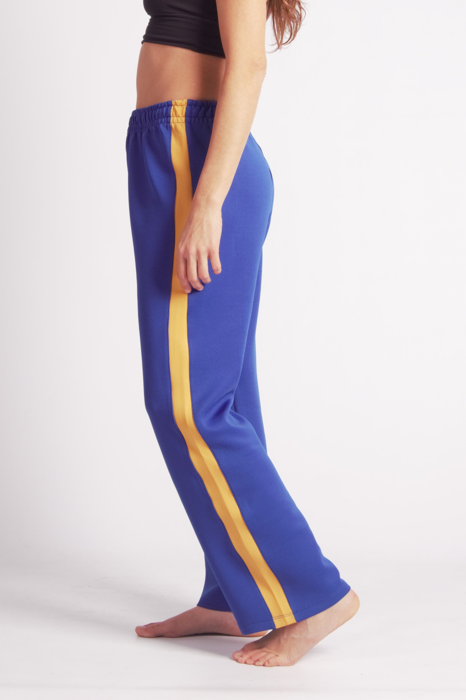 Flying Dance Pants es un pantalón de danza técnico unisex para entrenamiento de baile, danza contemporánea, acrobacia, yoga, artes marciales, pilates y cualquier disciplina vinculada al movimiento. Ideal para el trabajo de suelo, con un tejido resistente, deslizante y super absorbente. Color Azul y Mostaza