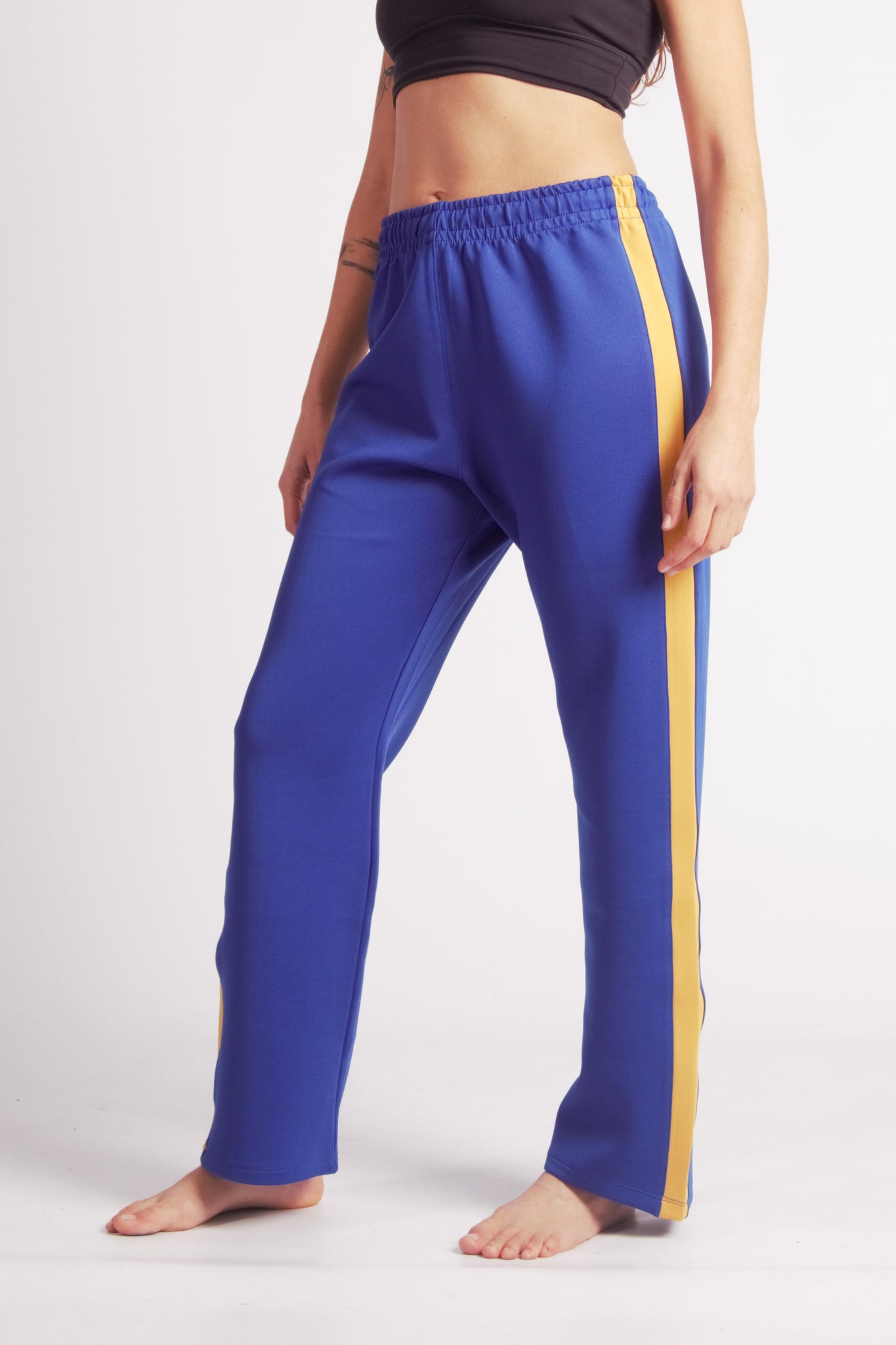 Flying Dance Pants es un pantalón de danza técnico unisex para entrenamiento de baile, danza contemporánea, acrobacia, yoga, artes marciales, pilates y cualquier disciplina vinculada al movimiento. Ideal para el trabajo de suelo, con un tejido resistente, deslizante y super absorbente. Color Azul y Mostaza