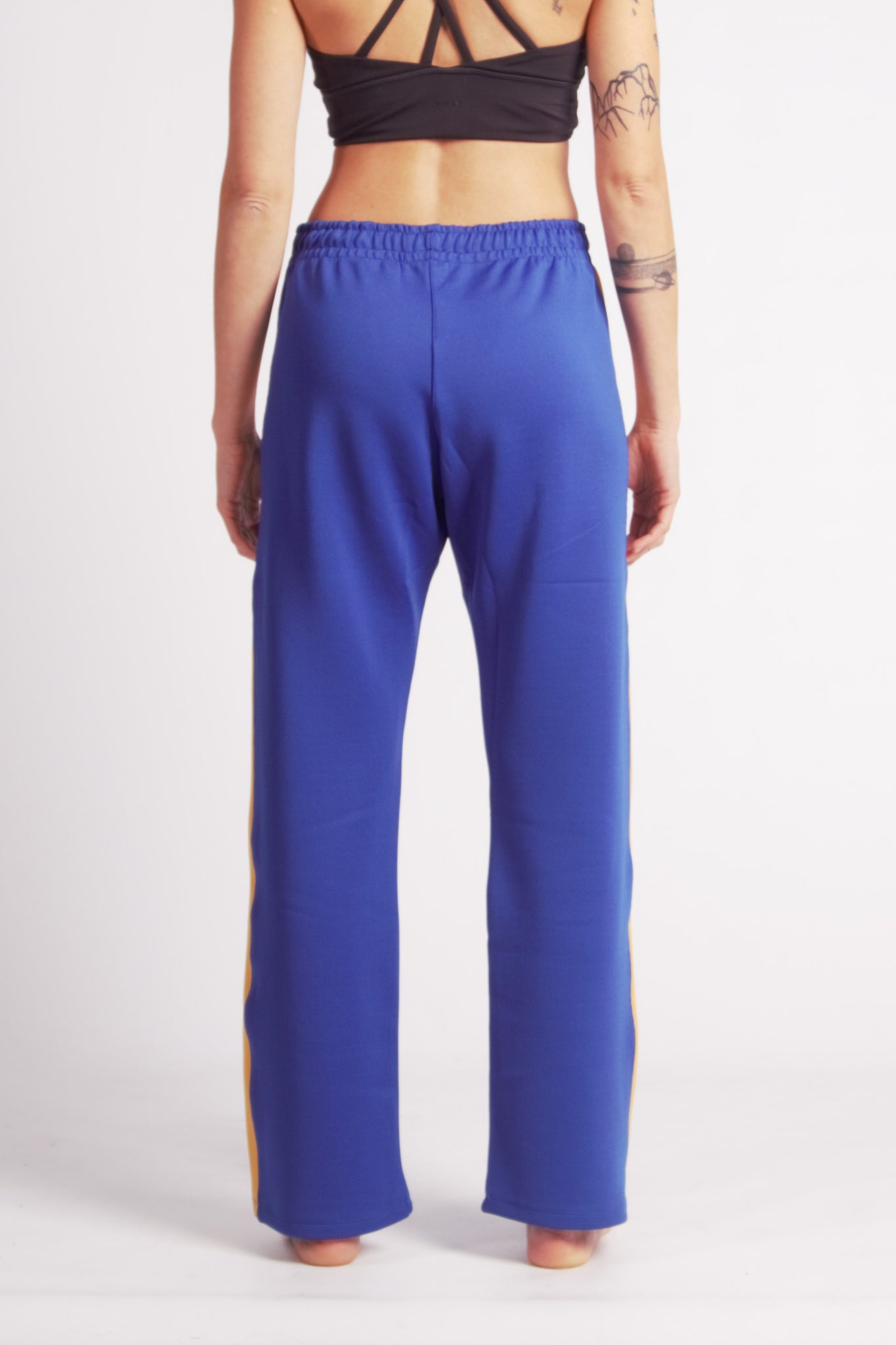 Flying Dance Pants es un pantalón de danza técnico unisex para entrenamiento de baile, danza contemporánea, acrobacia, yoga, artes marciales, pilates y cualquier disciplina vinculada al movimiento. Ideal para el trabajo de suelo, con un tejido resistente, deslizante y super absorbente. Color Azul y Mostaza