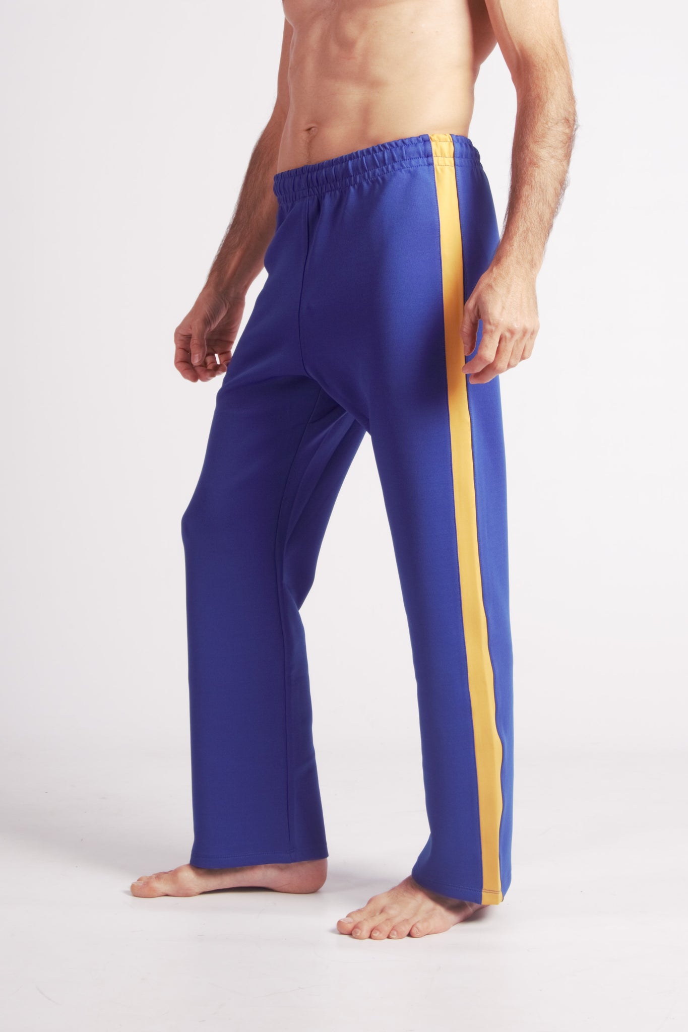 Flying Dance Pants es un pantalón de danza técnico unisex para entrenamiento de baile, danza contemporánea, acrobacia, yoga, artes marciales, pilates y cualquier disciplina vinculada al movimiento. Ideal para el trabajo de suelo, con un tejido resistente, deslizante y super absorbente. Color Azul y Mostaza