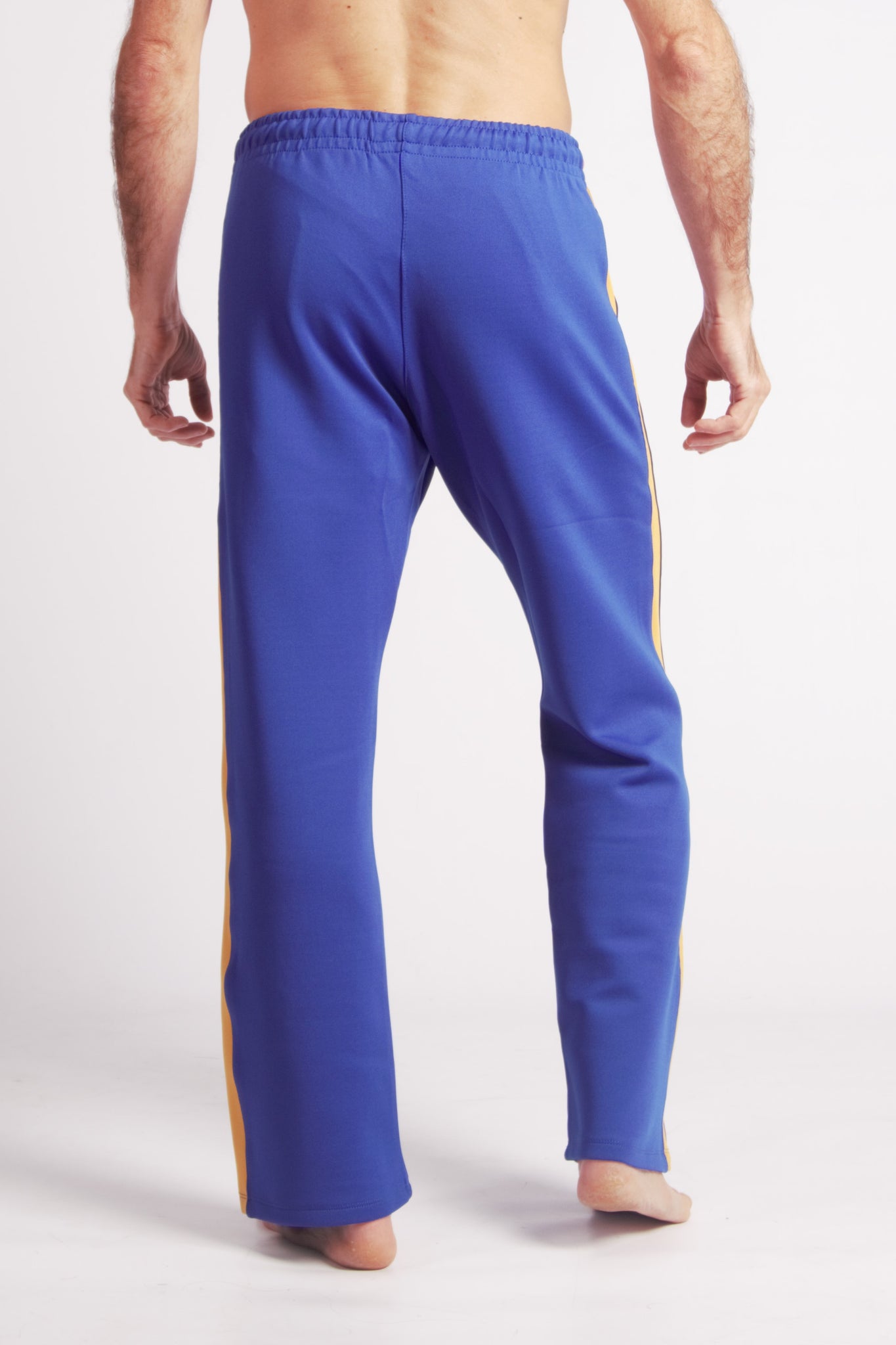 Flying Dance Pants es un pantalón de danza técnico unisex para entrenamiento de baile, danza contemporánea, acrobacia, yoga, artes marciales, pilates y cualquier disciplina vinculada al movimiento. Ideal para el trabajo de suelo, con un tejido resistente, deslizante y super absorbente. Color Azul y Mostaza