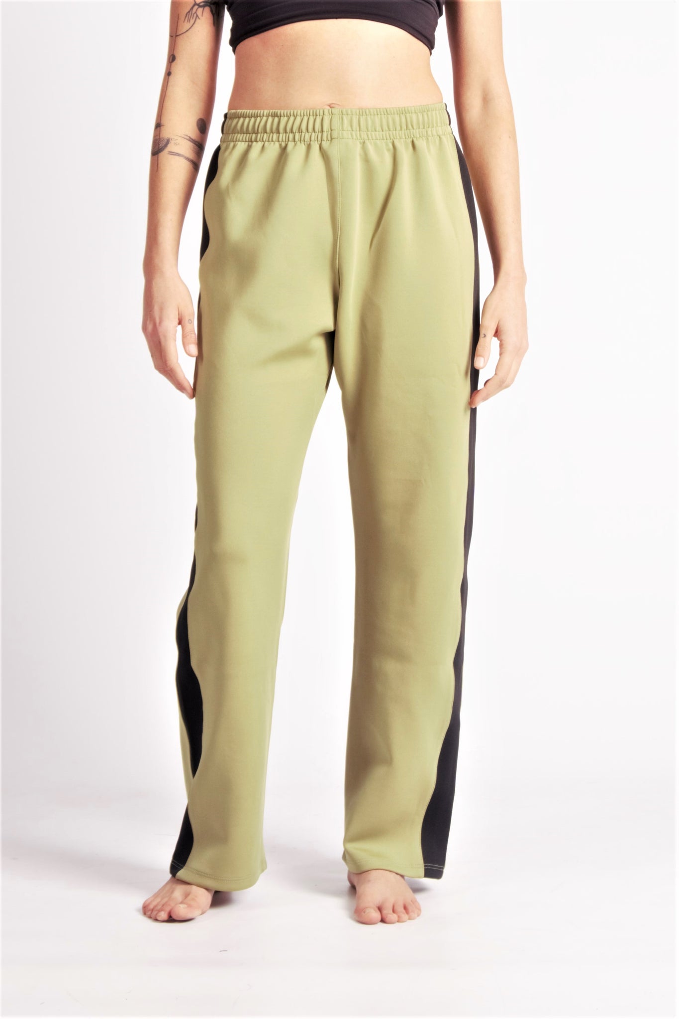 Flying Dance Pants es un pantalón de danza técnico unisex para entrenamiento de baile, danza contemporánea, acrobacia, yoga, artes marciales, pilates y cualquier disciplina vinculada al movimiento. Ideal para el trabajo de suelo, con un tejido resistente, deslizante y super absorbente. Color Caki y Negro.