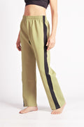 Flying Dance Pants es un pantalón de danza técnico unisex para entrenamiento de baile, danza contemporánea, acrobacia, yoga, artes marciales, pilates y cualquier disciplina vinculada al movimiento. Ideal para el trabajo de suelo, con un tejido resistente, deslizante y super absorbente. Color Caki y Negro.