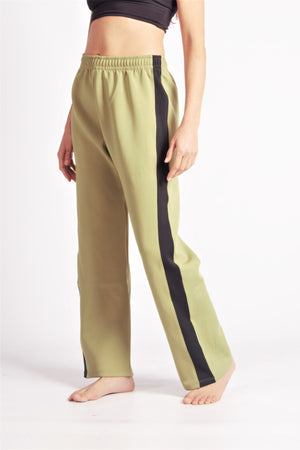 Flying Dance Pants es un pantalón de danza técnico unisex para entrenamiento de baile, danza contemporánea, acrobacia, yoga, artes marciales, pilates y cualquier disciplina vinculada al movimiento. Ideal para el trabajo de suelo, con un tejido resistente, deslizante y super absorbente. Color Caki y Negro.