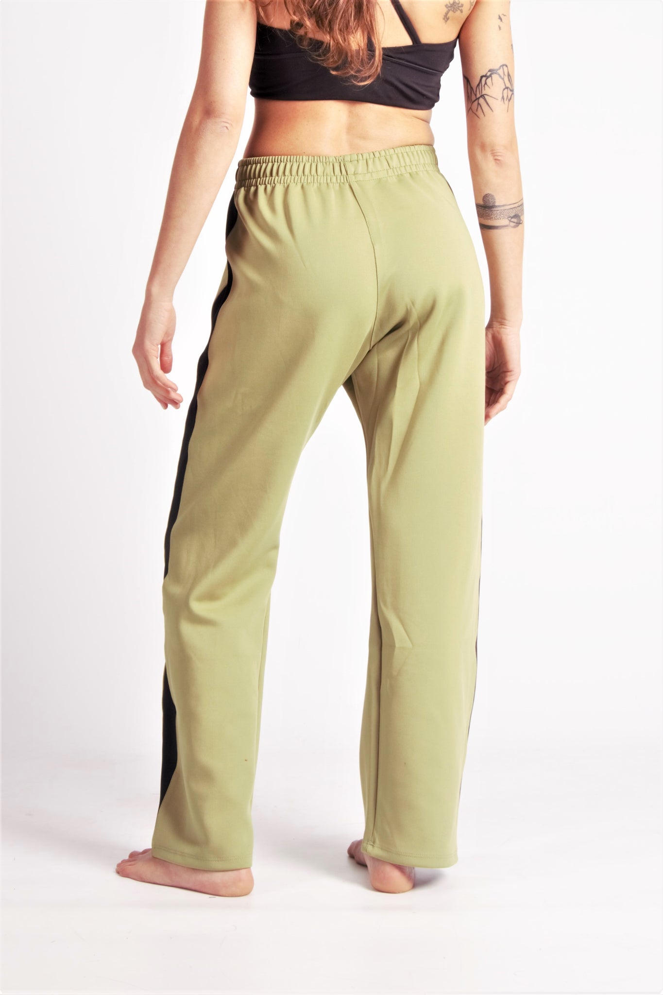 Flying Dance Pants es un pantalón de danza técnico unisex para entrenamiento de baile, danza contemporánea, acrobacia, yoga, artes marciales, pilates y cualquier disciplina vinculada al movimiento. Ideal para el trabajo de suelo, con un tejido resistente, deslizante y super absorbente. Color Caki y Negro.
