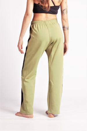 Flying Dance Pants es un pantalón de danza técnico unisex para entrenamiento de baile, danza contemporánea, acrobacia, yoga, artes marciales, pilates y cualquier disciplina vinculada al movimiento. Ideal para el trabajo de suelo, con un tejido resistente, deslizante y super absorbente. Color Caki y Negro.