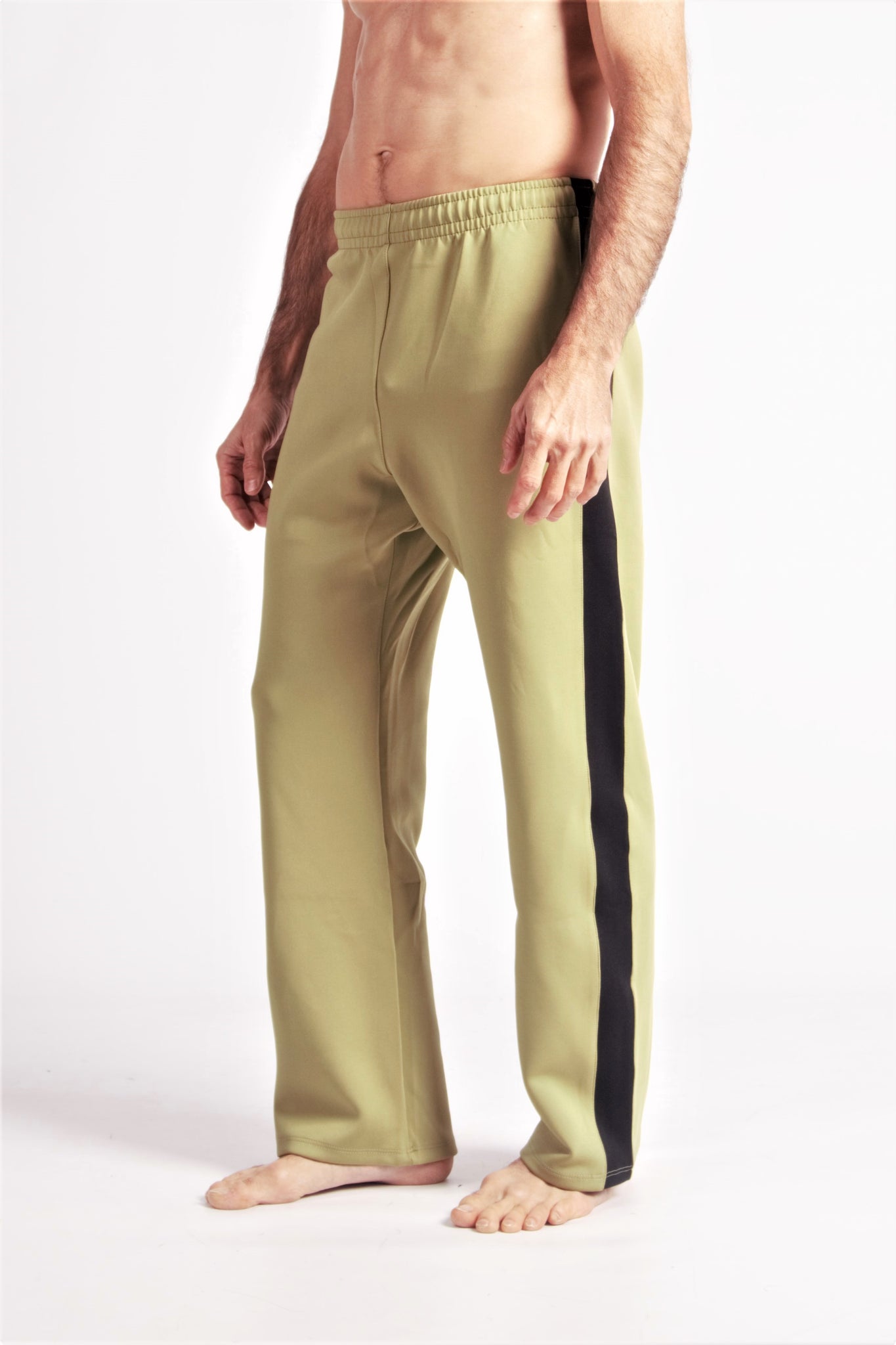 Flying Dance Pants es un pantalón de danza técnico unisex para entrenamiento de baile, danza contemporánea, acrobacia, yoga, artes marciales, pilates y cualquier disciplina vinculada al movimiento. Ideal para el trabajo de suelo, con un tejido resistente, deslizante y super absorbente. Color Caki y Negro.