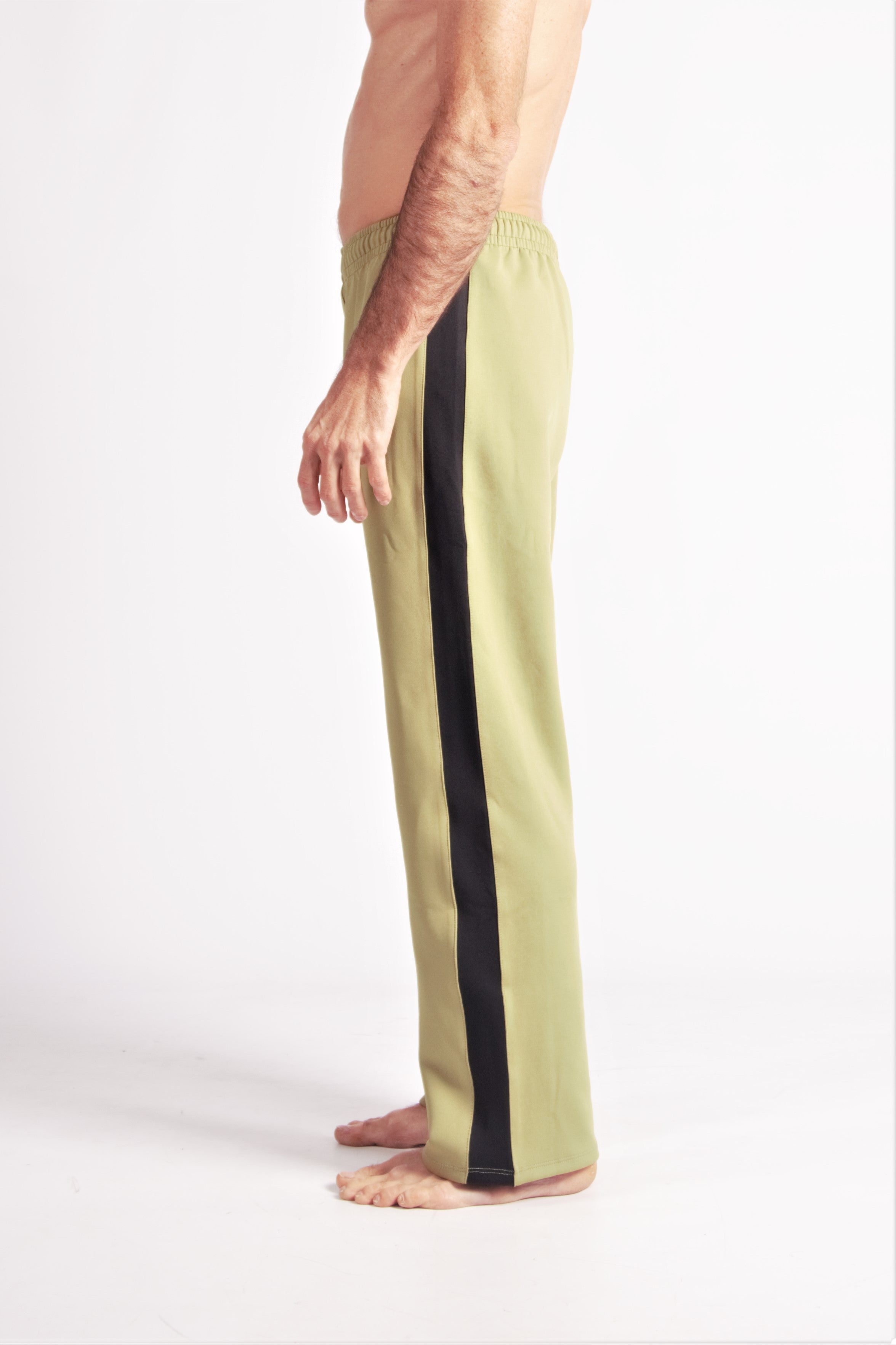 Flying Dance Pants es un pantalón de danza técnico unisex para entrenamiento de baile, danza contemporánea, acrobacia, yoga, artes marciales, pilates y cualquier disciplina vinculada al movimiento. Ideal para el trabajo de suelo, con un tejido resistente, deslizante y super absorbente. Color Caki y Negro.