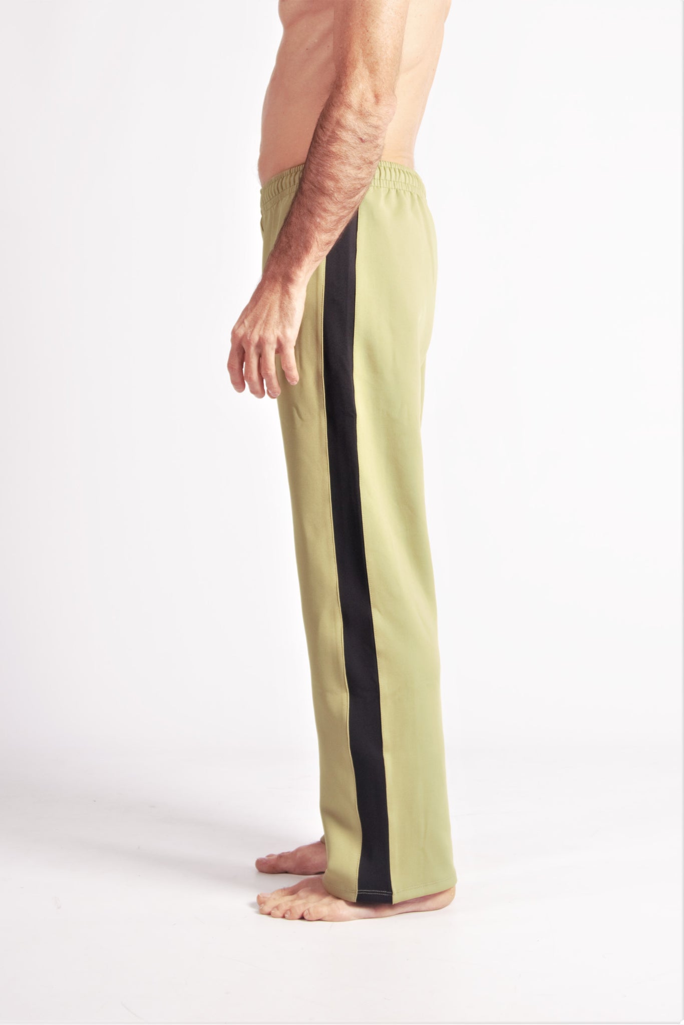Flying Dance Pants es un pantalón de danza técnico unisex para entrenamiento de baile, danza contemporánea, acrobacia, yoga, artes marciales, pilates y cualquier disciplina vinculada al movimiento. Ideal para el trabajo de suelo, con un tejido resistente, deslizante y super absorbente. Color Caki y Negro.