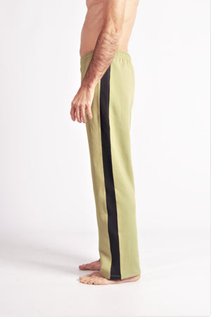 Flying Dance Pants es un pantalón de danza técnico unisex para entrenamiento de baile, danza contemporánea, acrobacia, yoga, artes marciales, pilates y cualquier disciplina vinculada al movimiento. Ideal para el trabajo de suelo, con un tejido resistente, deslizante y super absorbente. Color Caki y Negro.